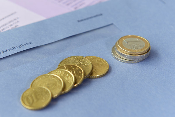 Blauwe envelop belastingdienst en contante euromunten